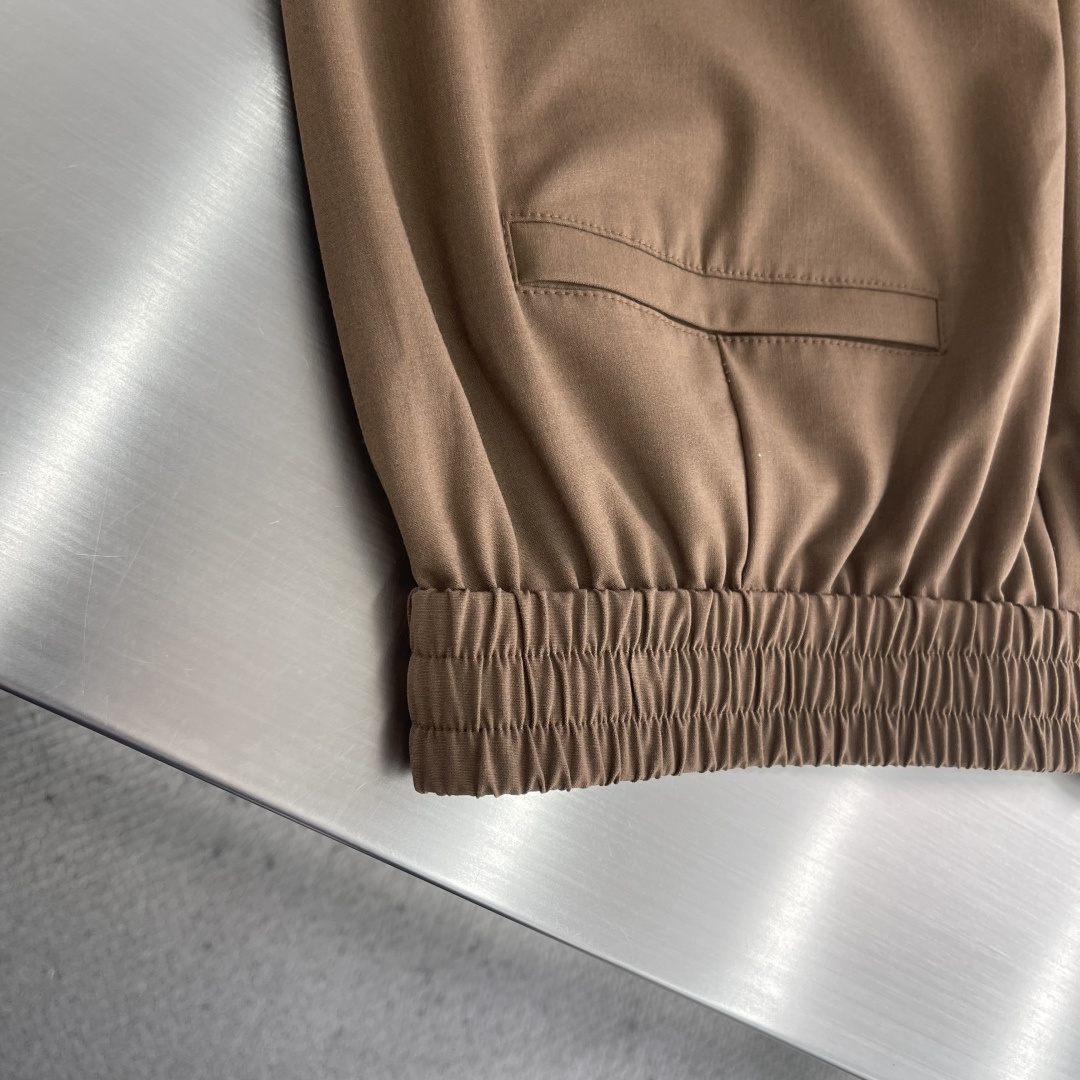 整套-Loro Piana     夹克翻领长裤松紧套装材质 羊毛混纺尺码：M-3XL尺码M	衣长67	
