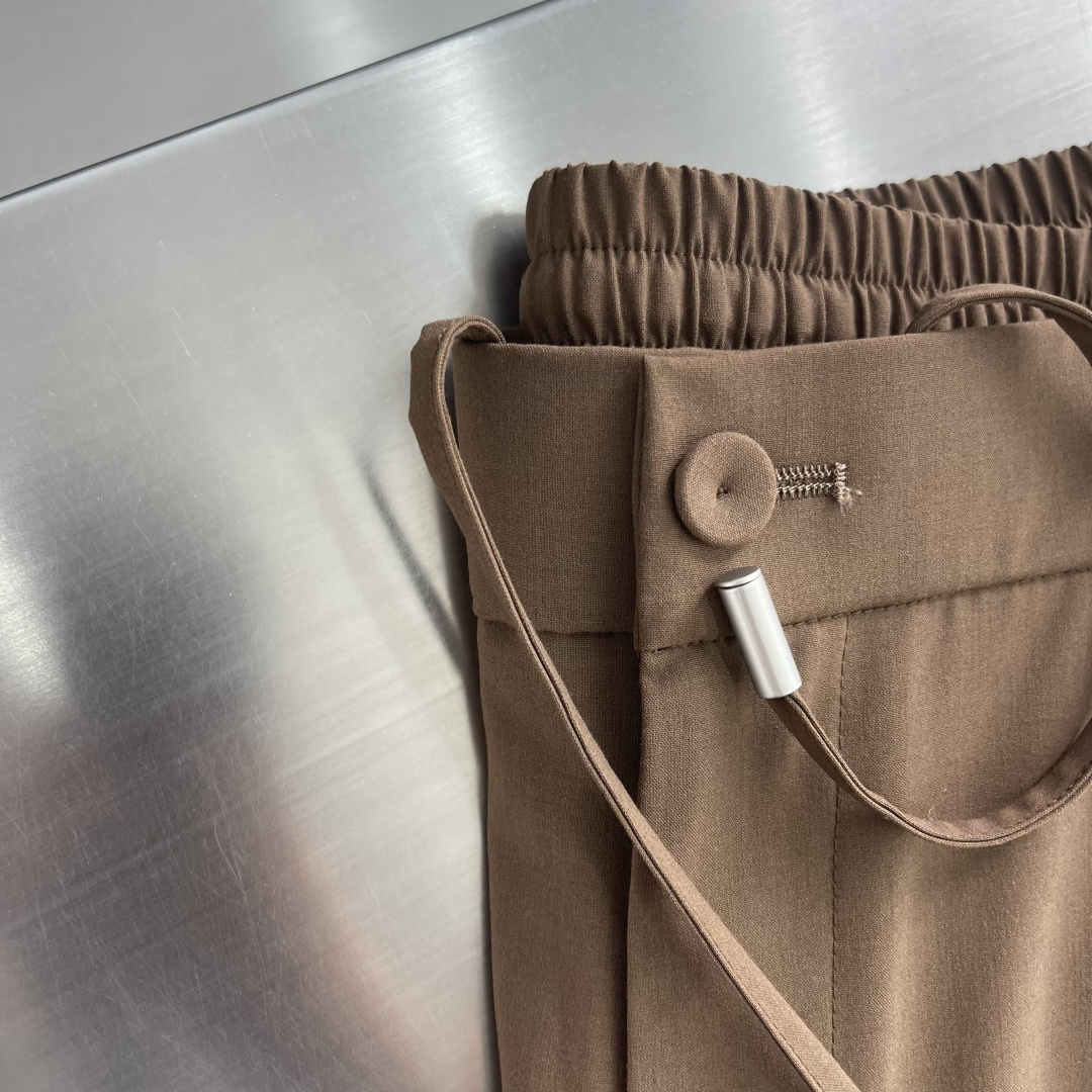 整套-Loro Piana     夹克翻领长裤松紧套装材质 羊毛混纺尺码：M-3XL尺码M	衣长67	