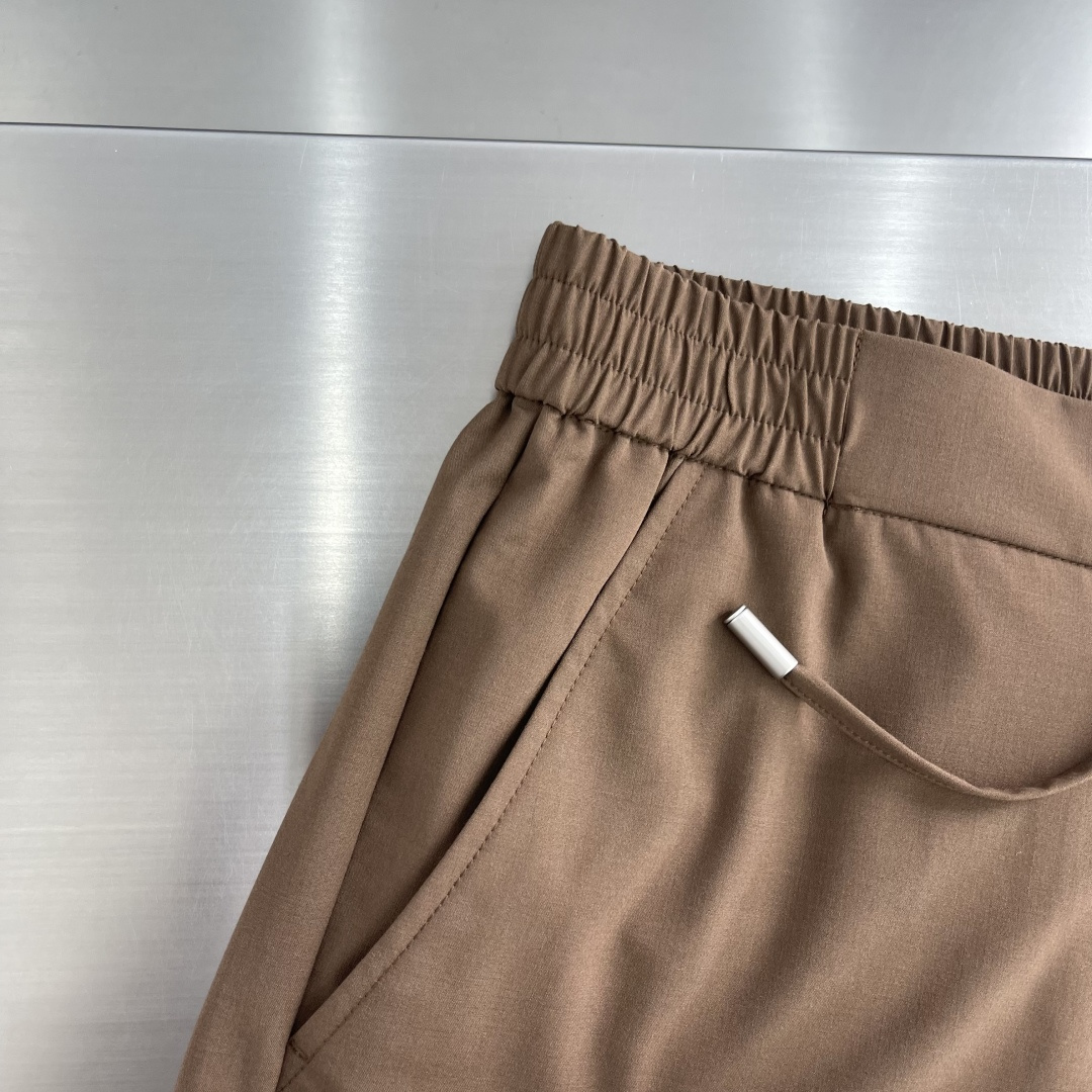 整套-Loro Piana     夹克翻领长裤松紧套装材质 羊毛混纺尺码：M-3XL尺码M	衣长67	