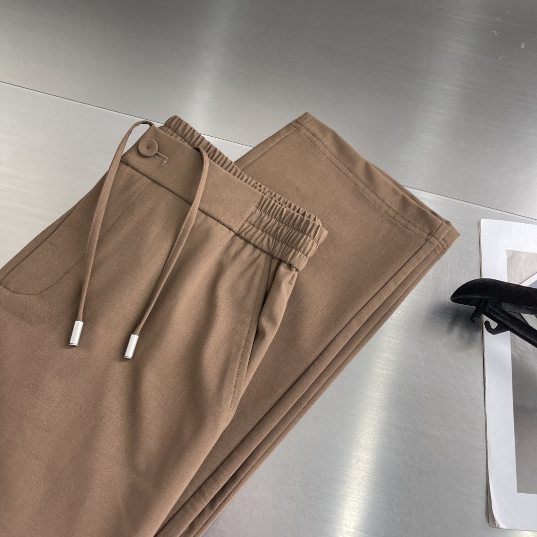 整套-Loro Piana     夹克翻领长裤松紧套装材质 羊毛混纺尺码：M-3XL尺码M	衣长67	