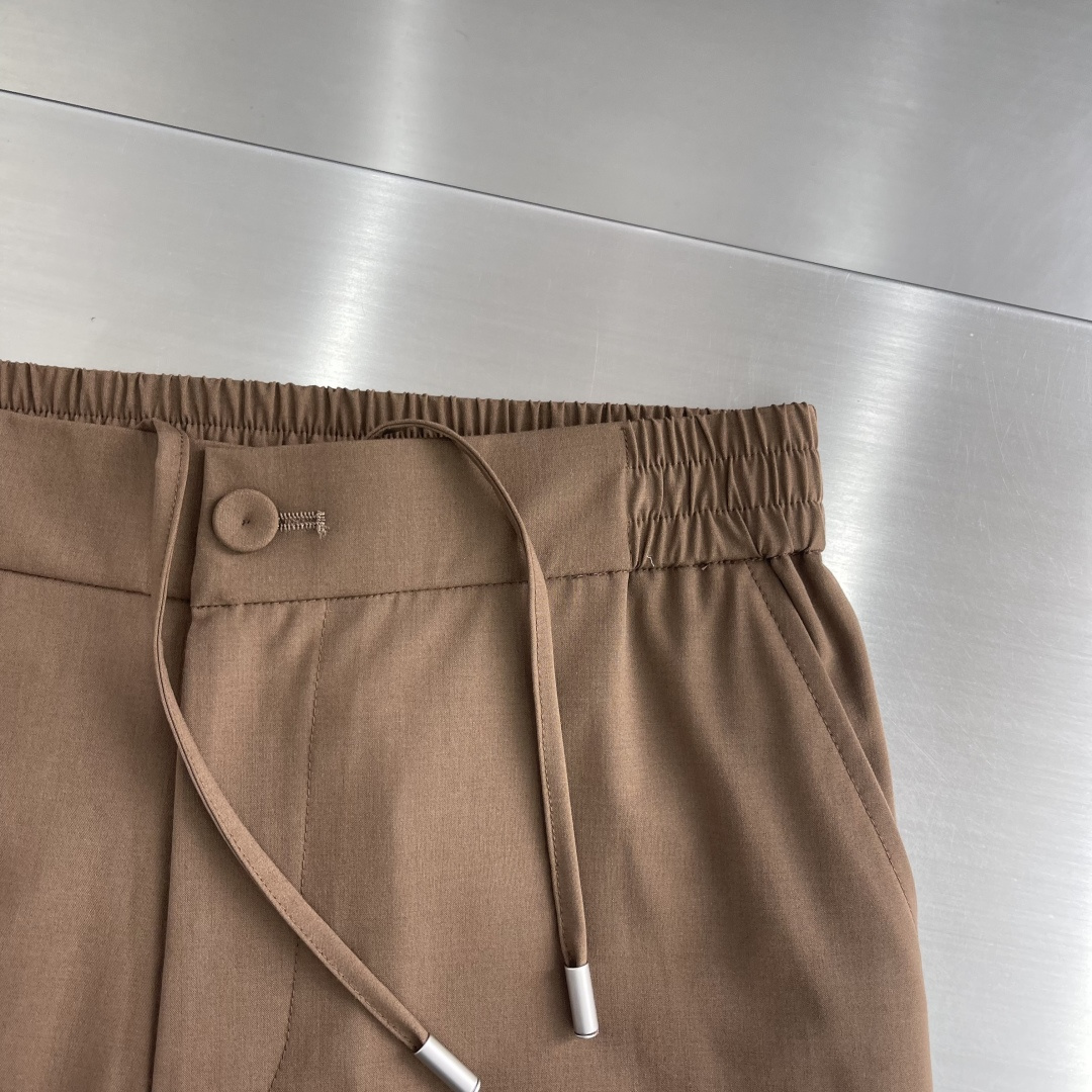 整套-Loro Piana     夹克翻领长裤松紧套装材质 羊毛混纺尺码：M-3XL尺码M	衣长67	