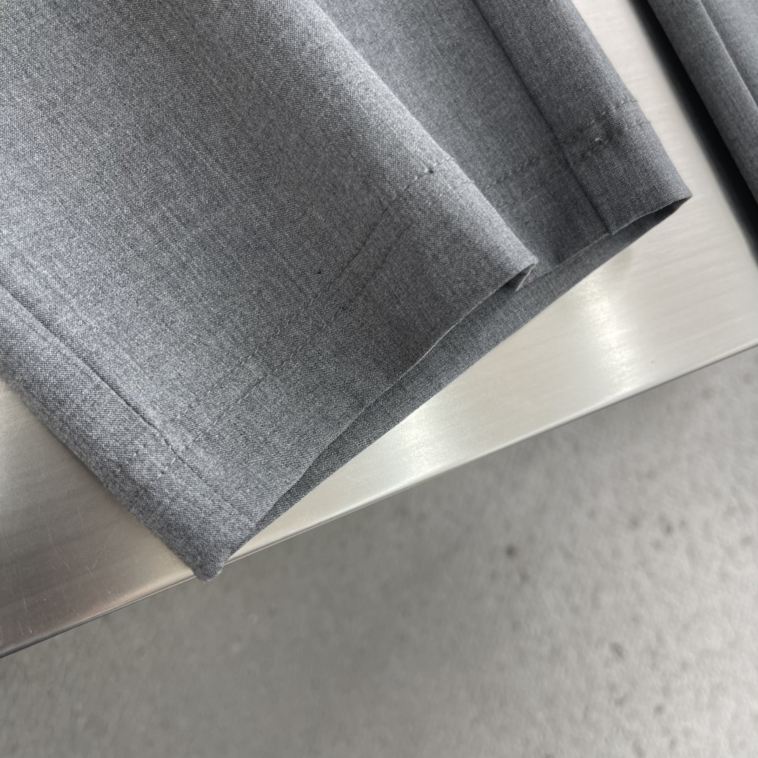 整套-Loro Piana     夹克翻领长裤松紧套装材质 羊毛混纺尺码：M-3XL尺码M	衣长67	