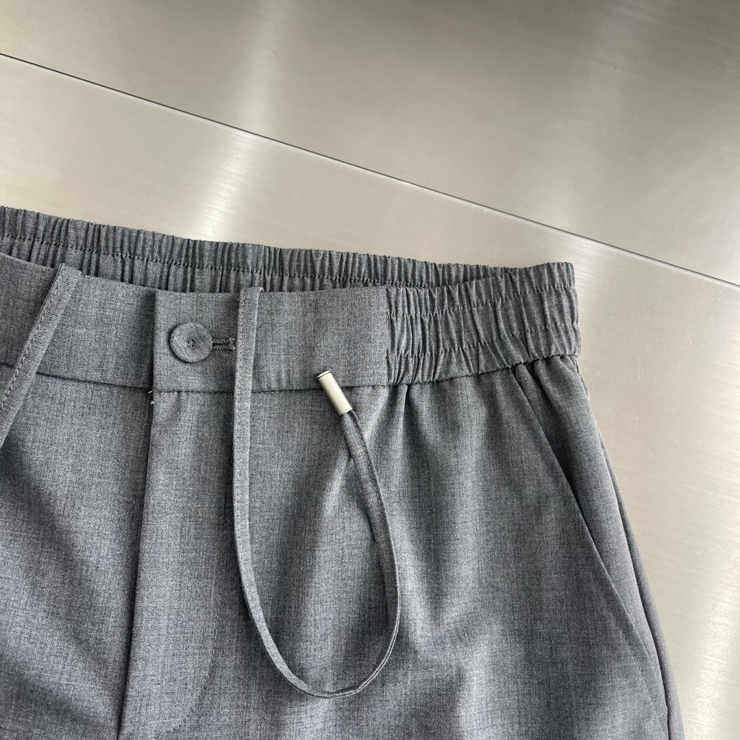 整套-Loro Piana     夹克翻领长裤松紧套装材质 羊毛混纺尺码：M-3XL尺码M	衣长67	