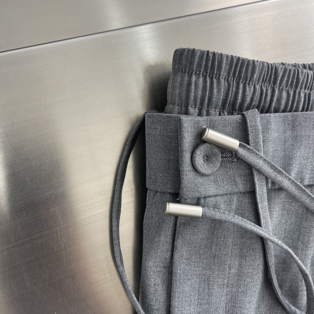 整套-Loro Piana     夹克翻领长裤松紧套装材质 羊毛混纺尺码：M-3XL尺码M	衣长67	