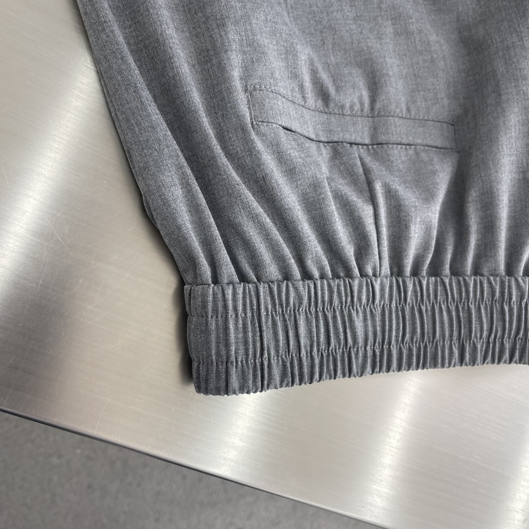 整套-Loro Piana     夹克翻领长裤松紧套装材质 羊毛混纺尺码：M-3XL尺码M	衣长67	