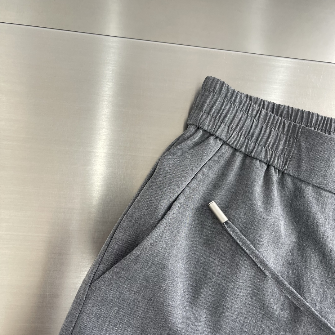 整套-Loro Piana     夹克翻领长裤松紧套装材质 羊毛混纺尺码：M-3XL尺码M	衣长67	