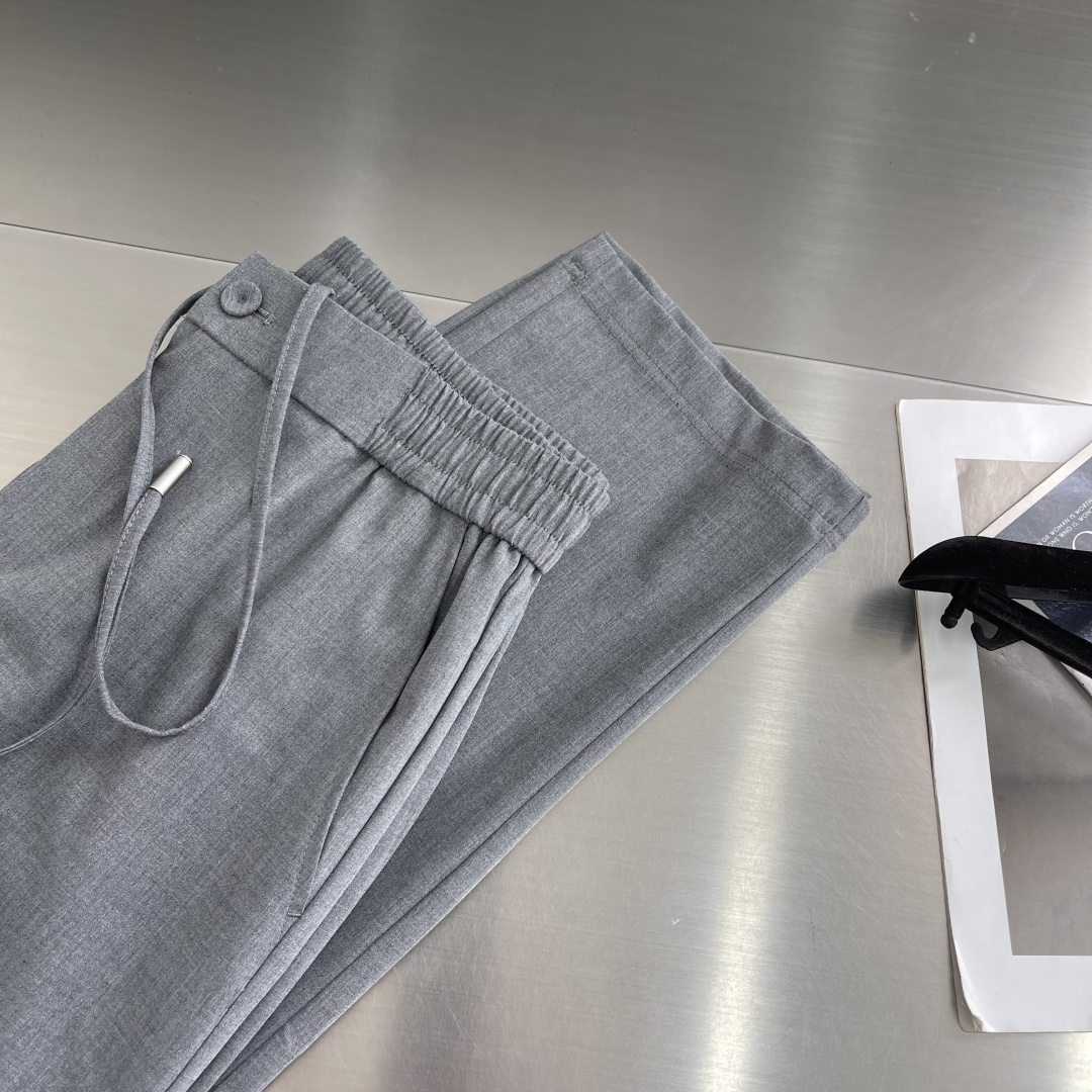 整套-Loro Piana     夹克翻领长裤松紧套装材质 羊毛混纺尺码：M-3XL尺码M	衣长67	