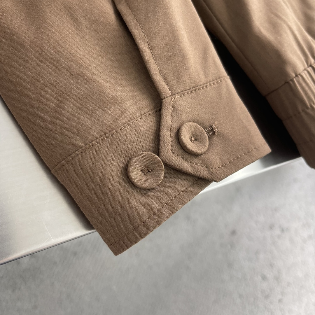 整套-Loro Piana     夹克翻领长裤松紧套装材质 羊毛混纺尺码：M-3XL尺码M	衣长67	