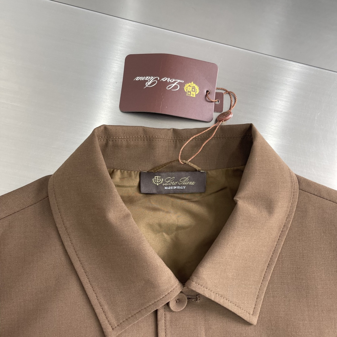 整套-Loro Piana     夹克翻领长裤松紧套装材质 羊毛混纺尺码：M-3XL尺码M	衣长67	