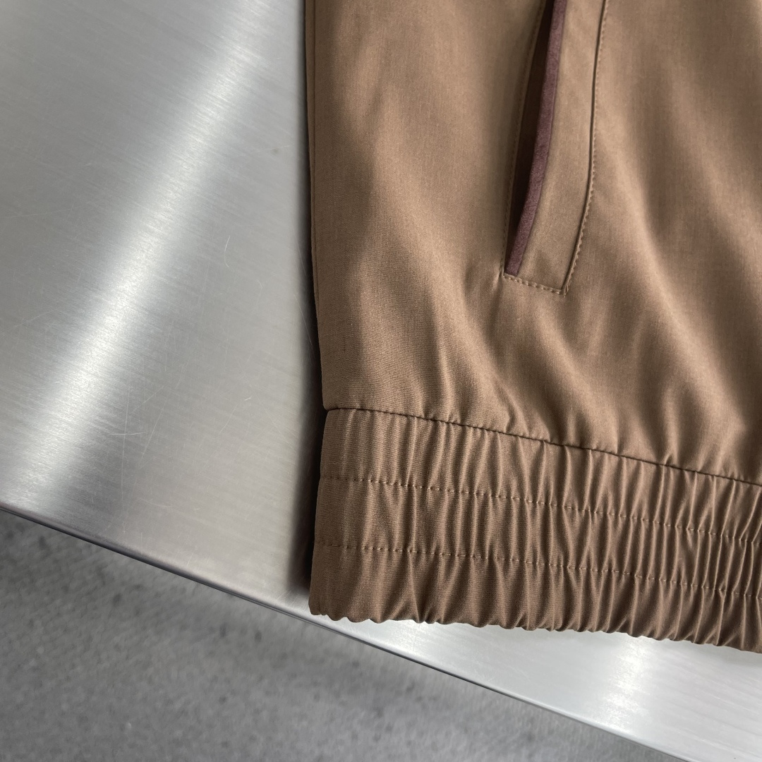 整套-Loro Piana     夹克翻领长裤松紧套装材质 羊毛混纺尺码：M-3XL尺码M	衣长67	