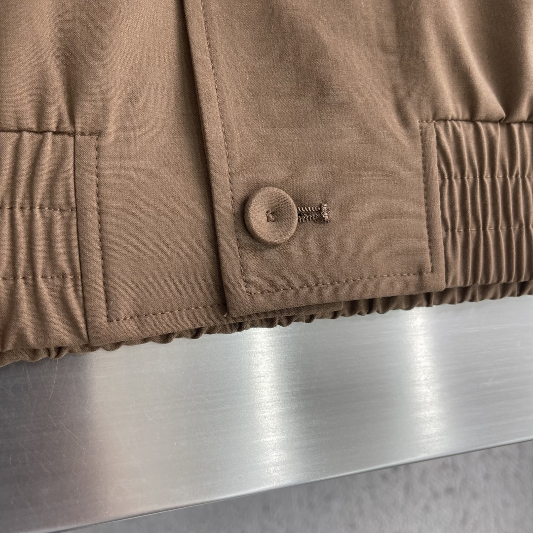 整套-Loro Piana     夹克翻领长裤松紧套装材质 羊毛混纺尺码：M-3XL尺码M	衣长67	