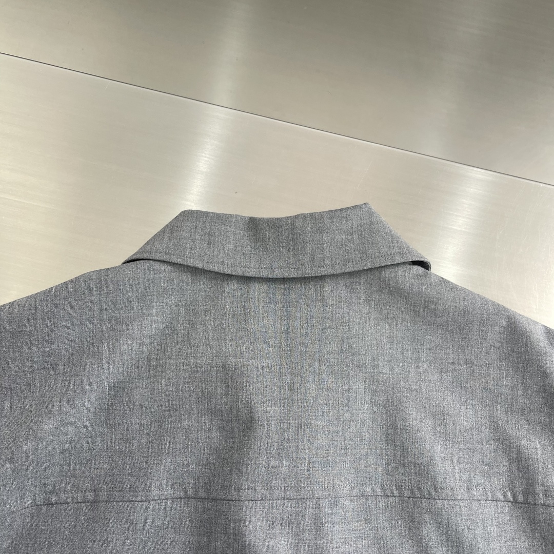 整套-Loro Piana     夹克翻领长裤松紧套装材质 羊毛混纺尺码：M-3XL尺码M	衣长67	