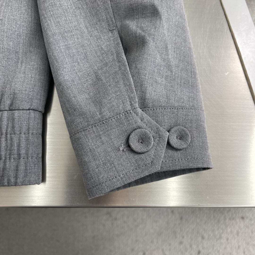 整套-Loro Piana     夹克翻领长裤松紧套装材质 羊毛混纺尺码：M-3XL尺码M	衣长67	