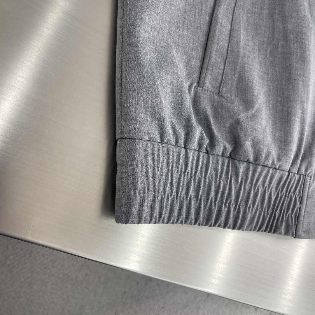 整套-Loro Piana     夹克翻领长裤松紧套装材质 羊毛混纺尺码：M-3XL尺码M	衣长67	