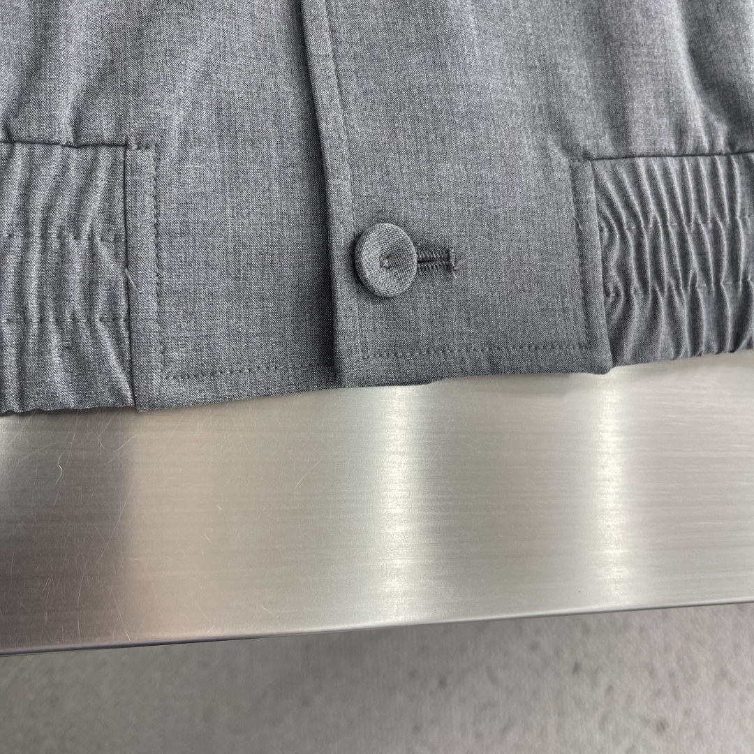 整套-Loro Piana     夹克翻领长裤松紧套装材质 羊毛混纺尺码：M-3XL尺码M	衣长67	