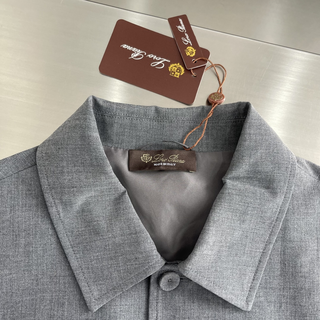 整套-Loro Piana     夹克翻领长裤松紧套装材质 羊毛混纺尺码：M-3XL尺码M	衣长67	