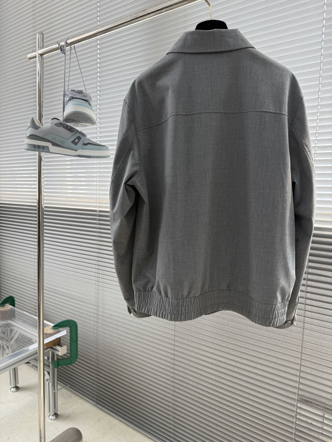 整套-Loro Piana     夹克翻领长裤松紧套装材质 羊毛混纺尺码：M-3XL尺码M	衣长67	
