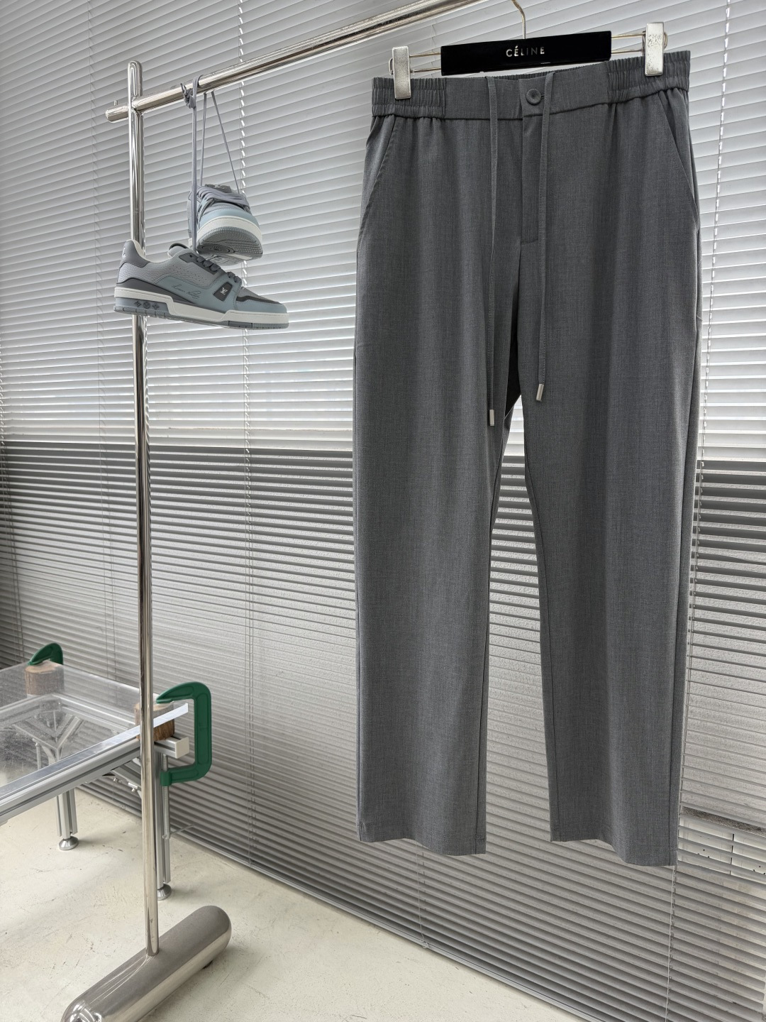 整套-Loro Piana     夹克翻领长裤松紧套装材质 羊毛混纺尺码：M-3XL尺码M	衣长67	