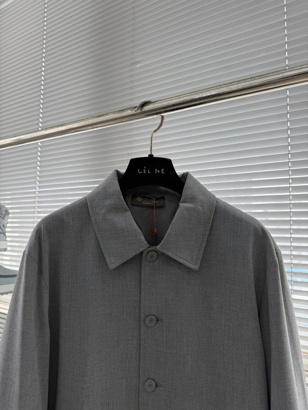 整套-Loro Piana     夹克翻领长裤松紧套装材质 羊毛混纺尺码：M-3XL尺码M	衣长67	