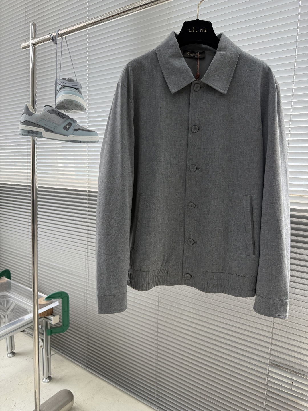 整套-Loro Piana     夹克翻领长裤松紧套装材质 羊毛混纺尺码：M-3XL尺码M	衣长67	