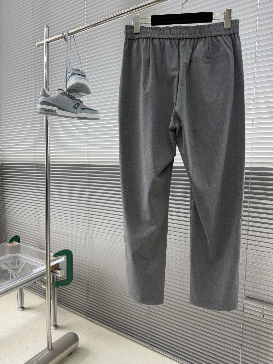整套-Loro Piana     夹克翻领长裤松紧套装材质 羊毛混纺尺码：M-3XL尺码M	衣长67	