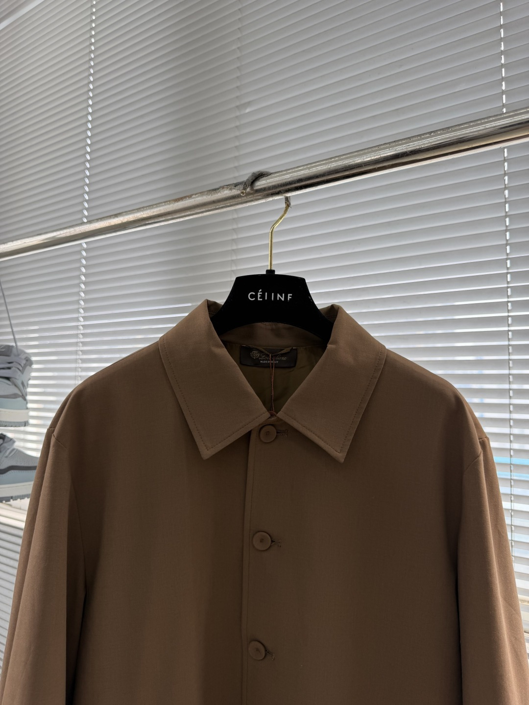 整套-Loro Piana     夹克翻领长裤松紧套装材质 羊毛混纺尺码：M-3XL尺码M	衣长67	