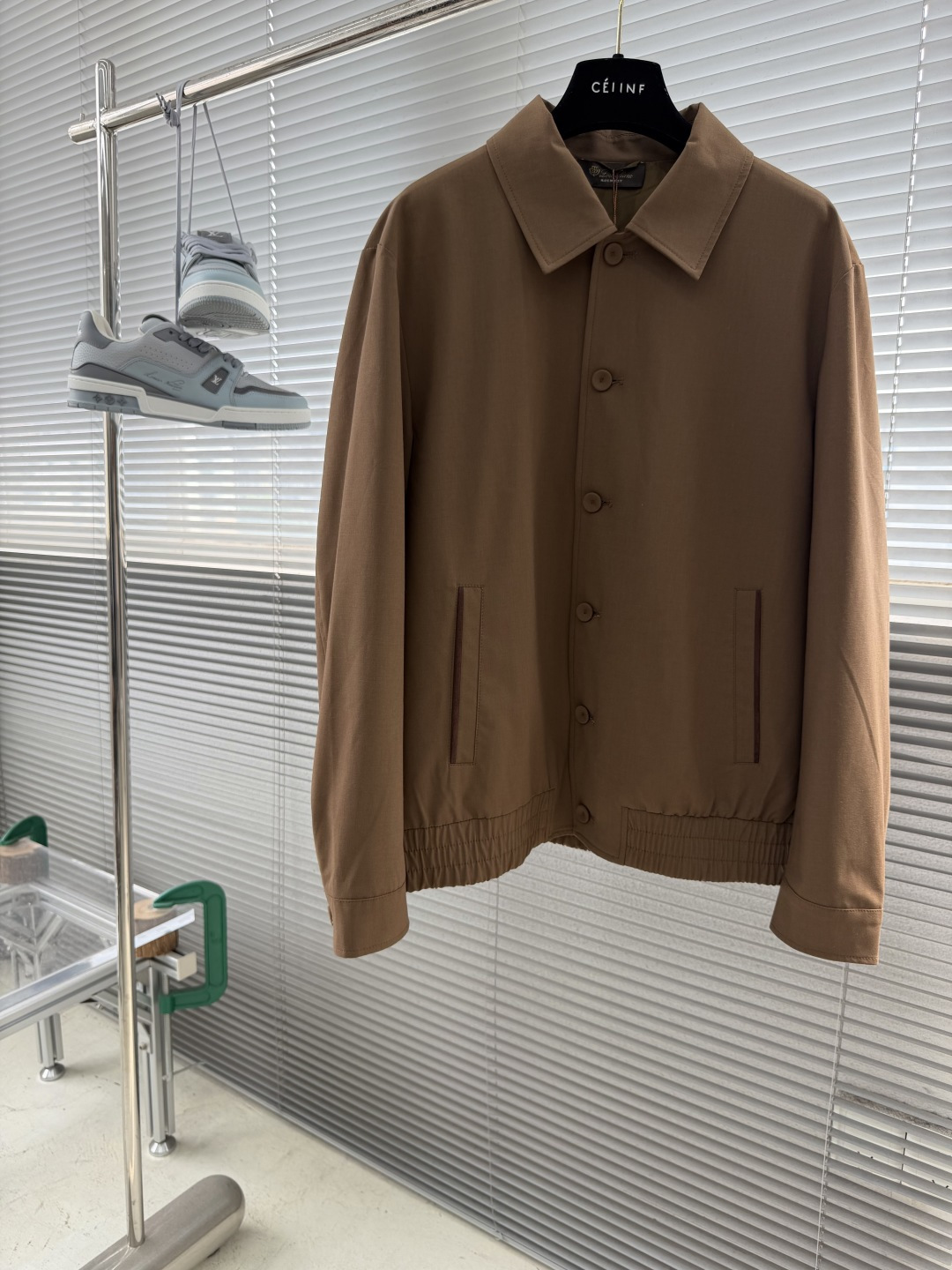 整套-Loro Piana     夹克翻领长裤松紧套装材质 羊毛混纺尺码：M-3XL尺码M	衣长67	