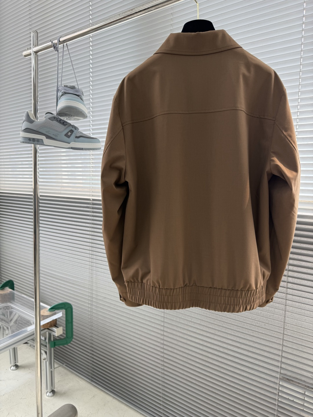 整套-Loro Piana     夹克翻领长裤松紧套装材质 羊毛混纺尺码：M-3XL尺码M	衣长67	
