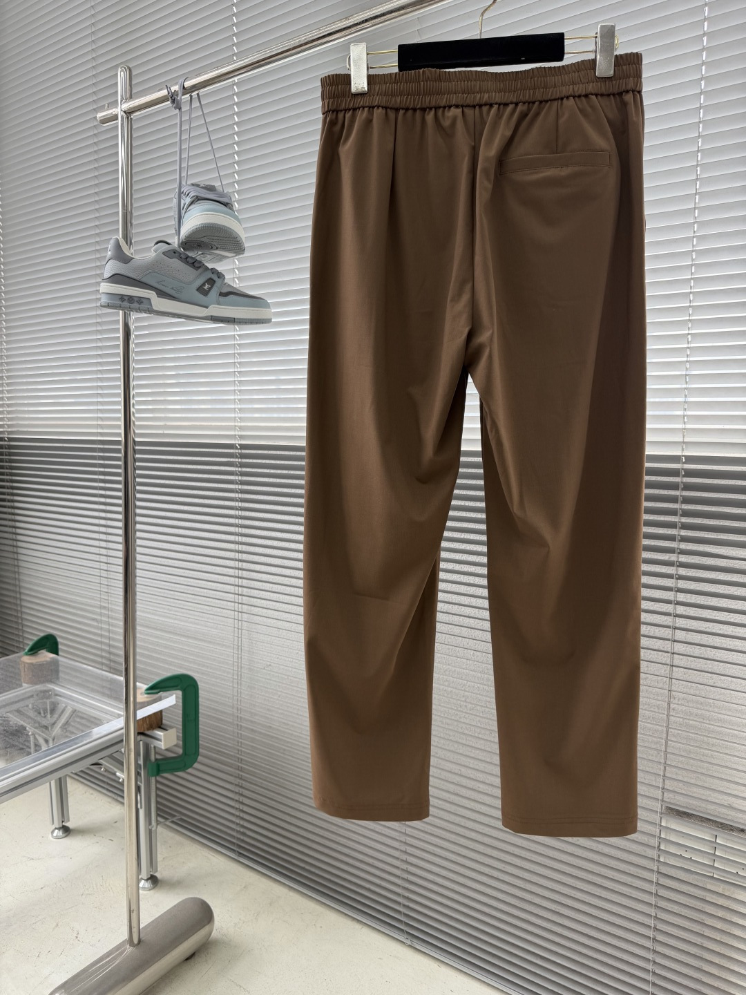 整套-Loro Piana     夹克翻领长裤松紧套装材质 羊毛混纺尺码：M-3XL尺码M	衣长67	