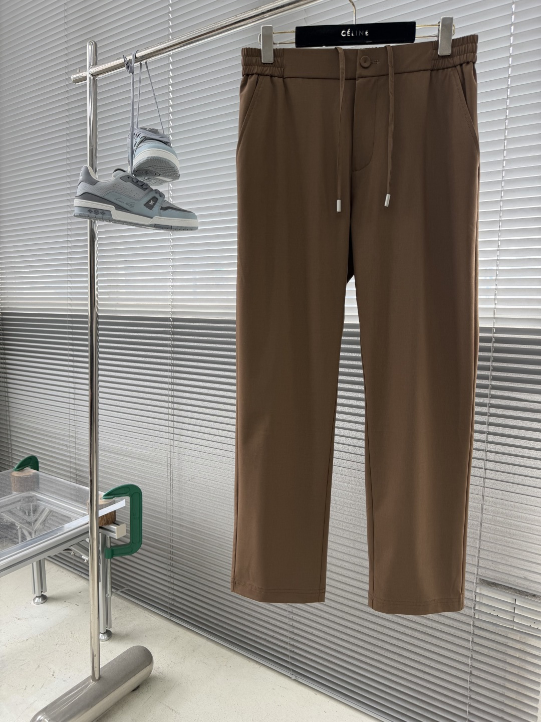 整套-Loro Piana     夹克翻领长裤松紧套装材质 羊毛混纺尺码：M-3XL尺码M	衣长67	