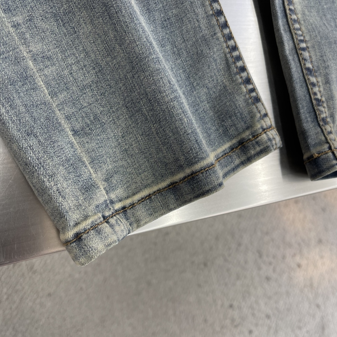 -驴牌     26ss最新款休闲牛仔裤，后口袋品牌字母印花设计，面料带弹力，舒适度高，直筒版型，经典永