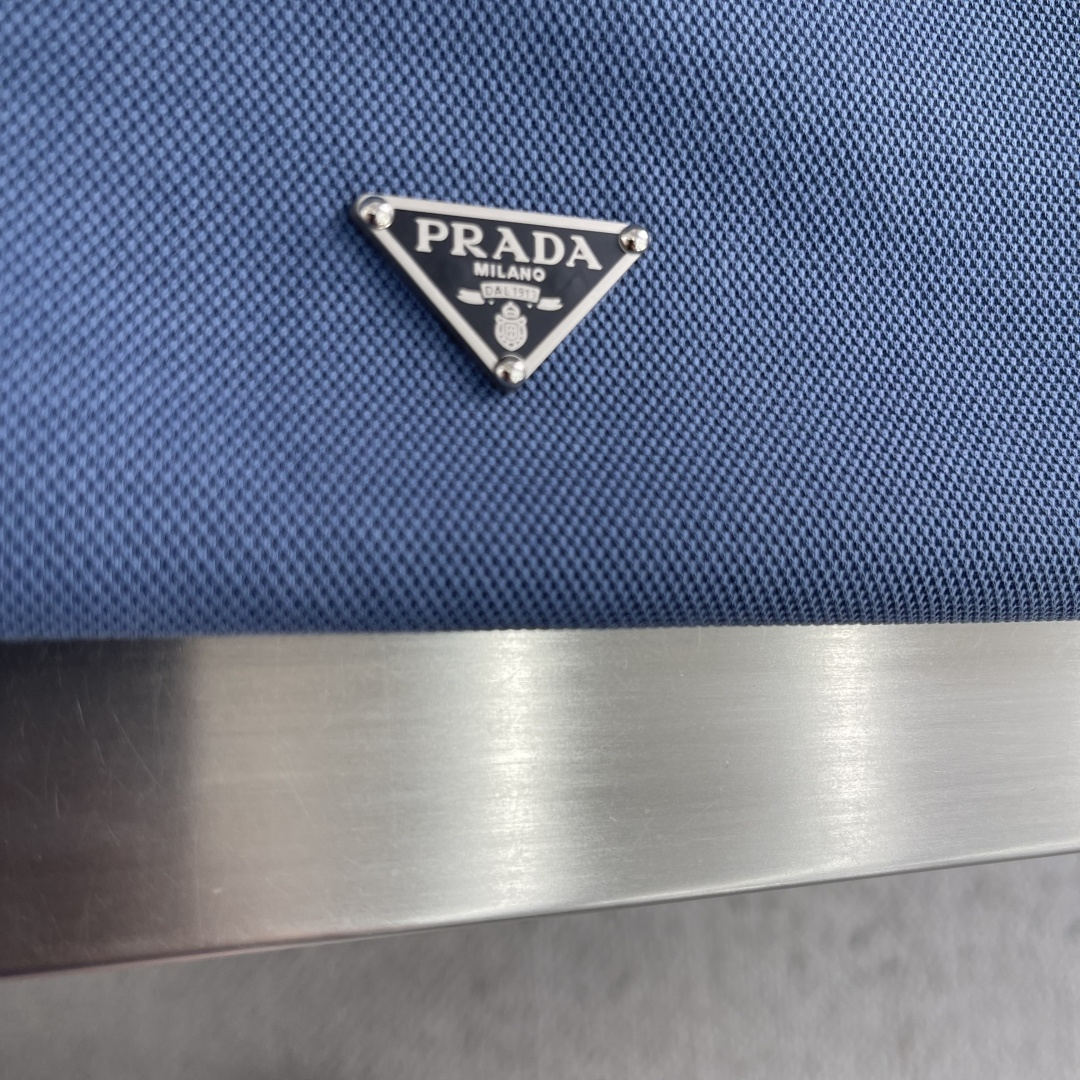 -PRAD     春夏莱卡丝光珠地棉翻领T恤。26铁标三角设计 订制罗纹棉质领 不易变形 热卖🔥款 利