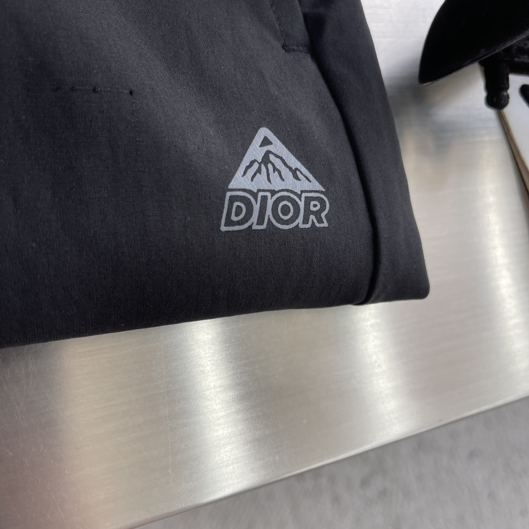 -Dio    夏日刚需速干五分短裤松紧腰抽绳设计，穿脱自在轻薄冰感面料，透气不闷汗侧边小三角徽标低调点