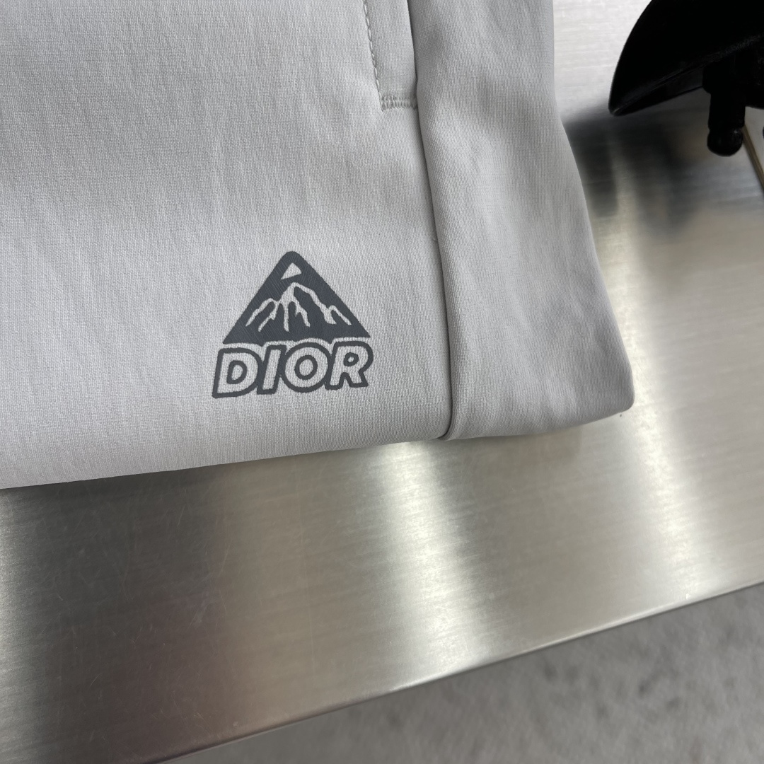 -Dio    夏日刚需速干五分短裤松紧腰抽绳设计，穿脱自在轻薄冰感面料，透气不闷汗侧边小三角徽标低调点