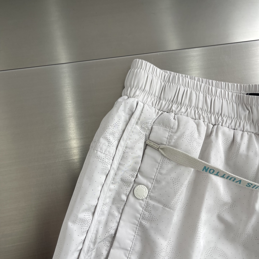 -驴牌    26年夏季新款短裤甄选高光泽提花面料打造，定制面料自带细腻肌理与垂坠感，夏日穿着轻盈透气且