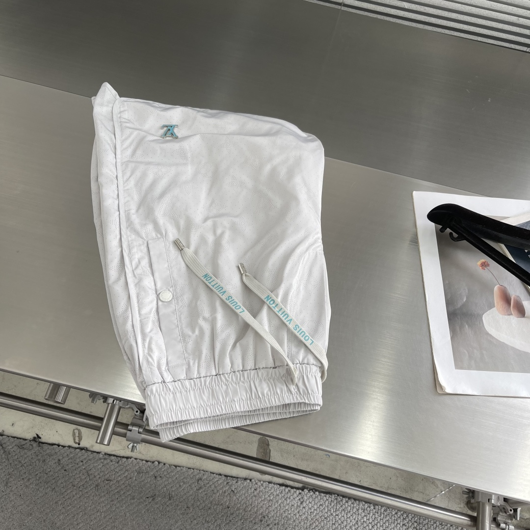 -驴牌    26年夏季新款短裤甄选高光泽提花面料打造，定制面料自带细腻肌理与垂坠感，夏日穿着轻盈透气且