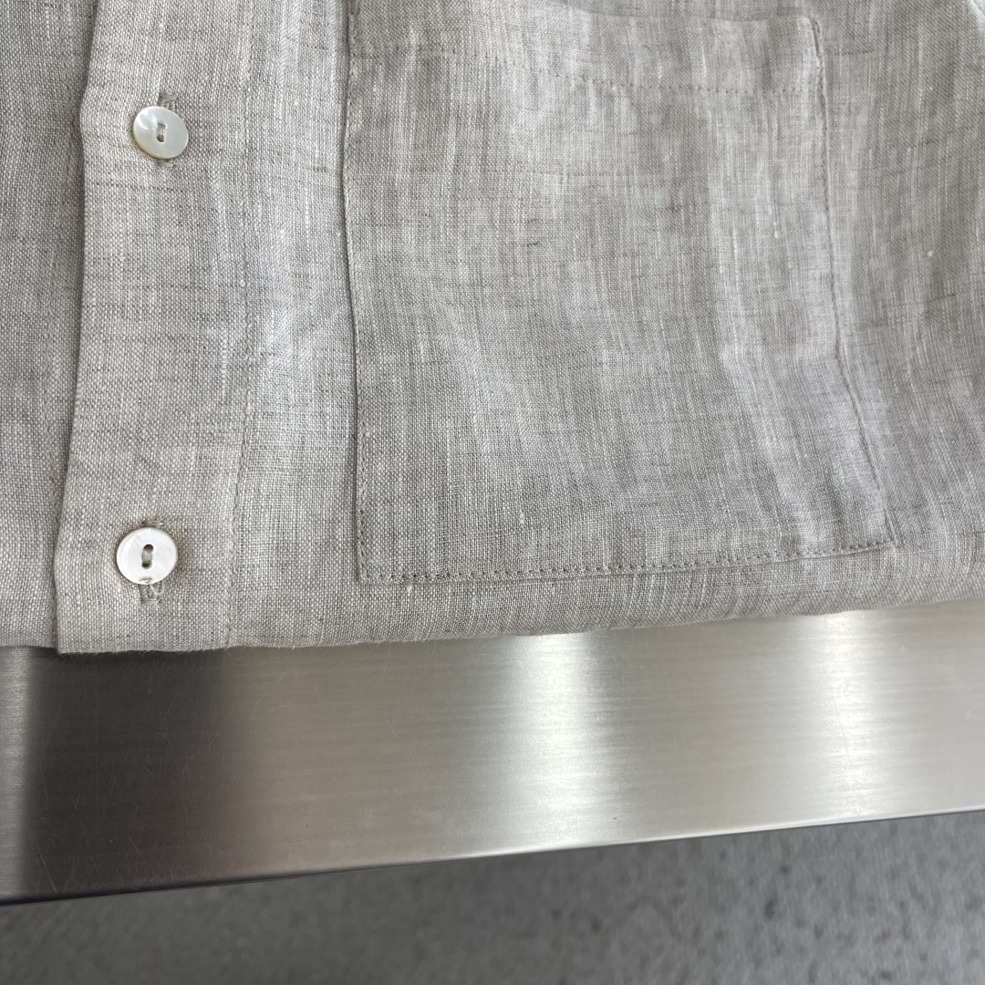 Loro Piana 长袖亚麻衬衫 这款衬衫选用雨露亚麻面料制成,由全面可追溯的欧洲种植亚麻纤维纺成,手工缝制细节相得益彰,合身版型,一片领 4