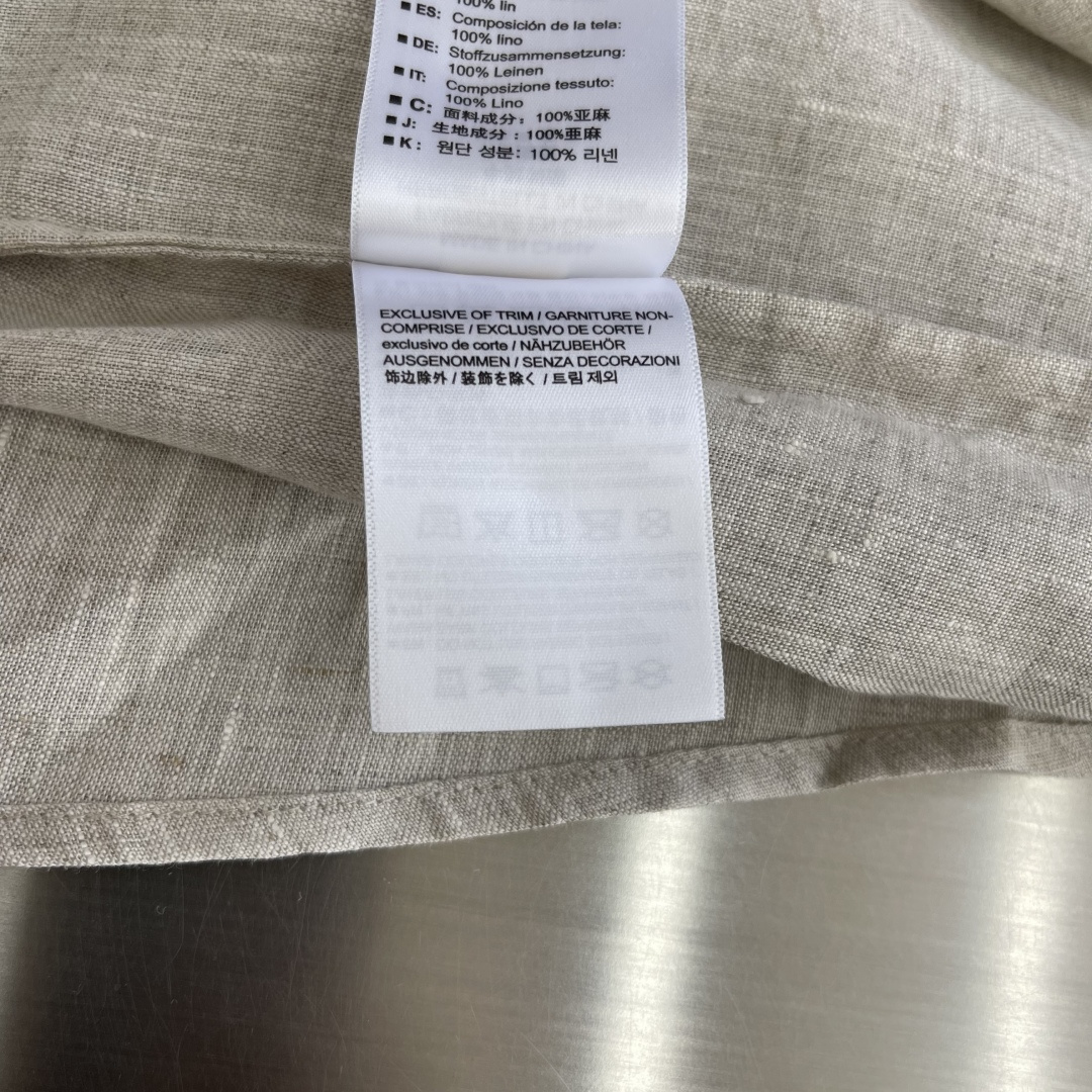 Loro Piana 长袖亚麻衬衫 这款衬衫选用雨露亚麻面料制成,由全面可追溯的欧洲种植亚麻纤维纺成,手工缝制细节相得益彰,合身版型,一片领 7