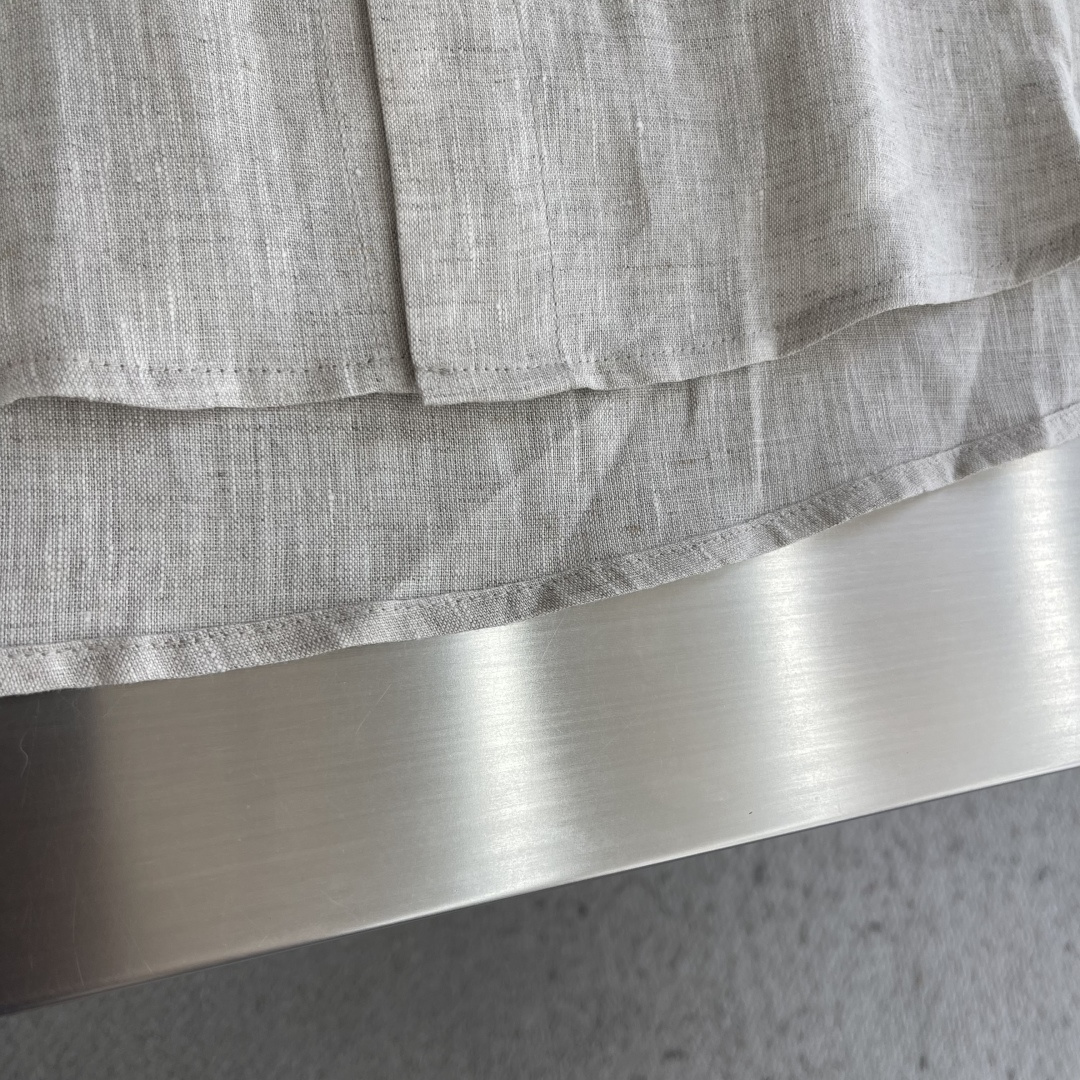Loro Piana 长袖亚麻衬衫 这款衬衫选用雨露亚麻面料制成,由全面可追溯的欧洲种植亚麻纤维纺成,手工缝制细节相得益彰,合身版型,一片领 6