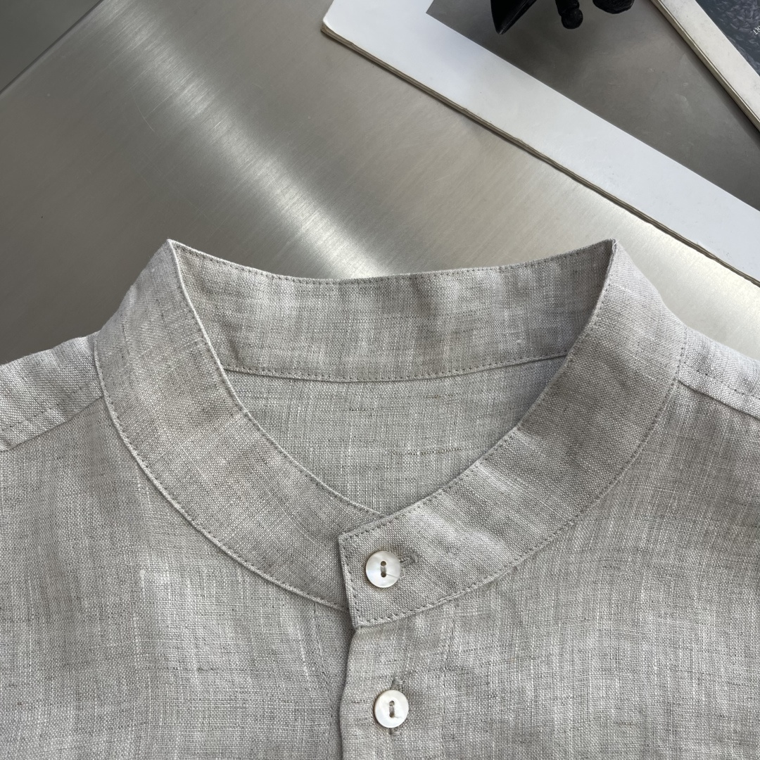 Loro Piana 长袖亚麻衬衫 这款衬衫选用雨露亚麻面料制成,由全面可追溯的欧洲种植亚麻纤维纺成,手工缝制细节相得益彰,合身版型,一片领 3