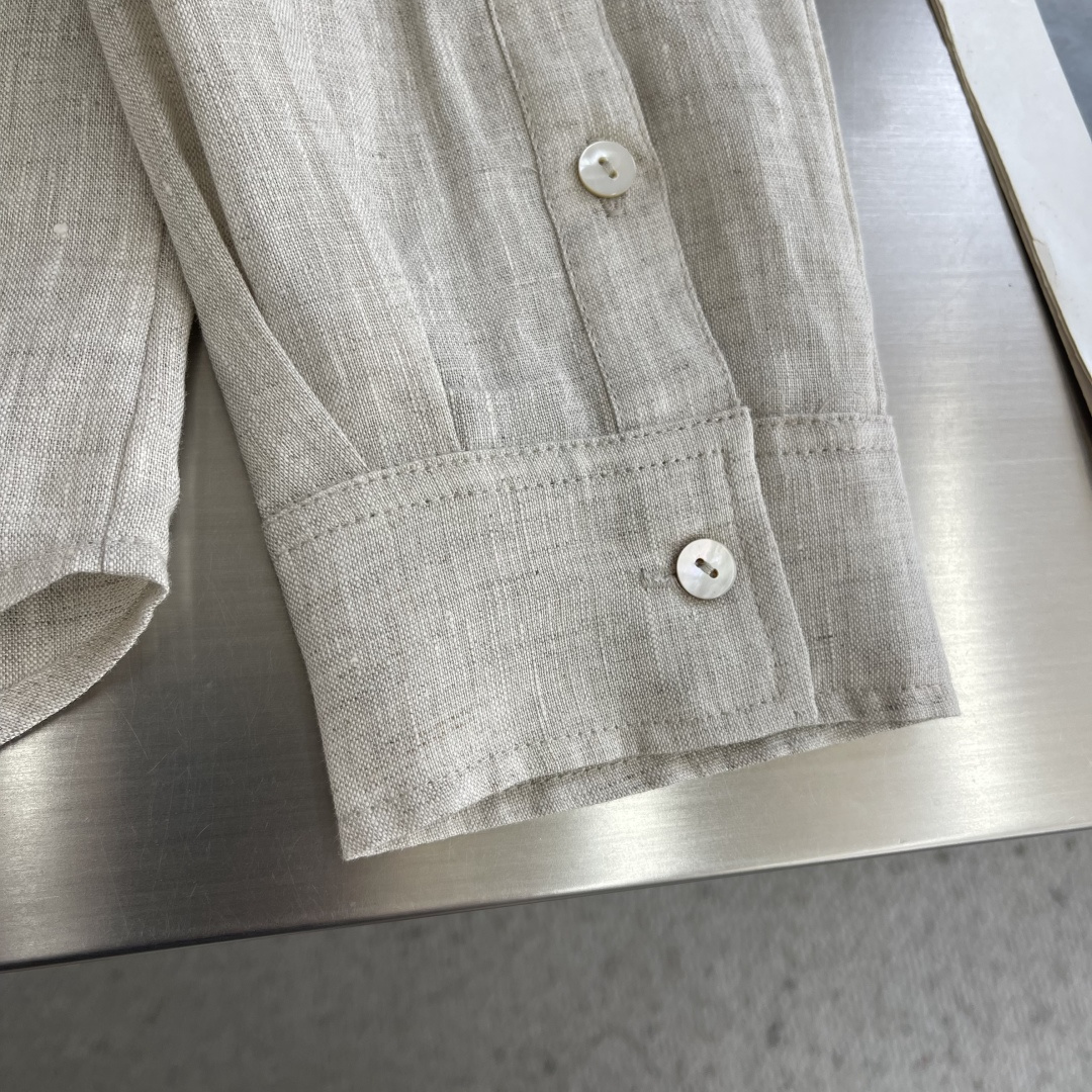 Loro Piana 长袖亚麻衬衫 这款衬衫选用雨露亚麻面料制成,由全面可追溯的欧洲种植亚麻纤维纺成,手工缝制细节相得益彰,合身版型,一片领 5