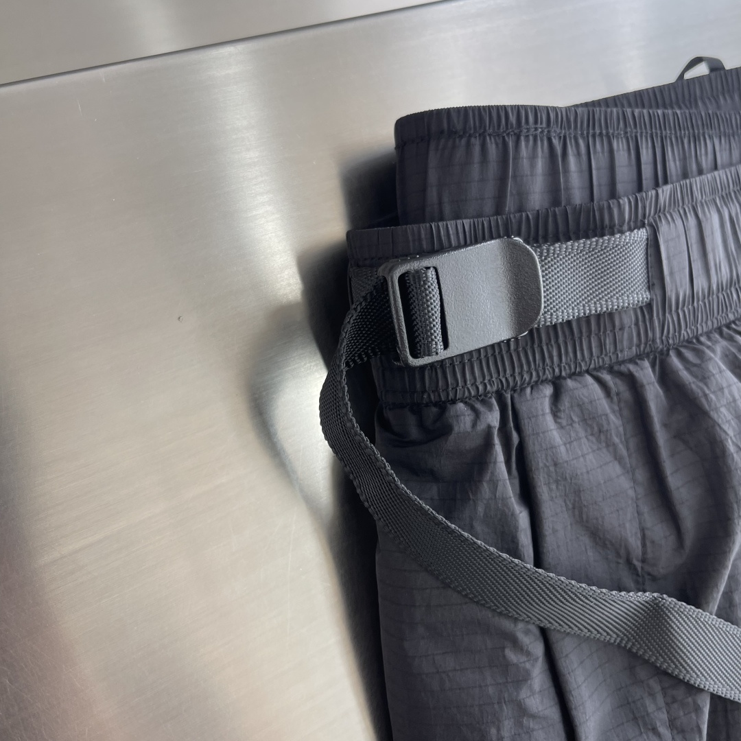短裤-Stone Island     26夏季新款夏天运动系列短裤，腰际搭扣款沙滩休闲短裤，裤口经典l