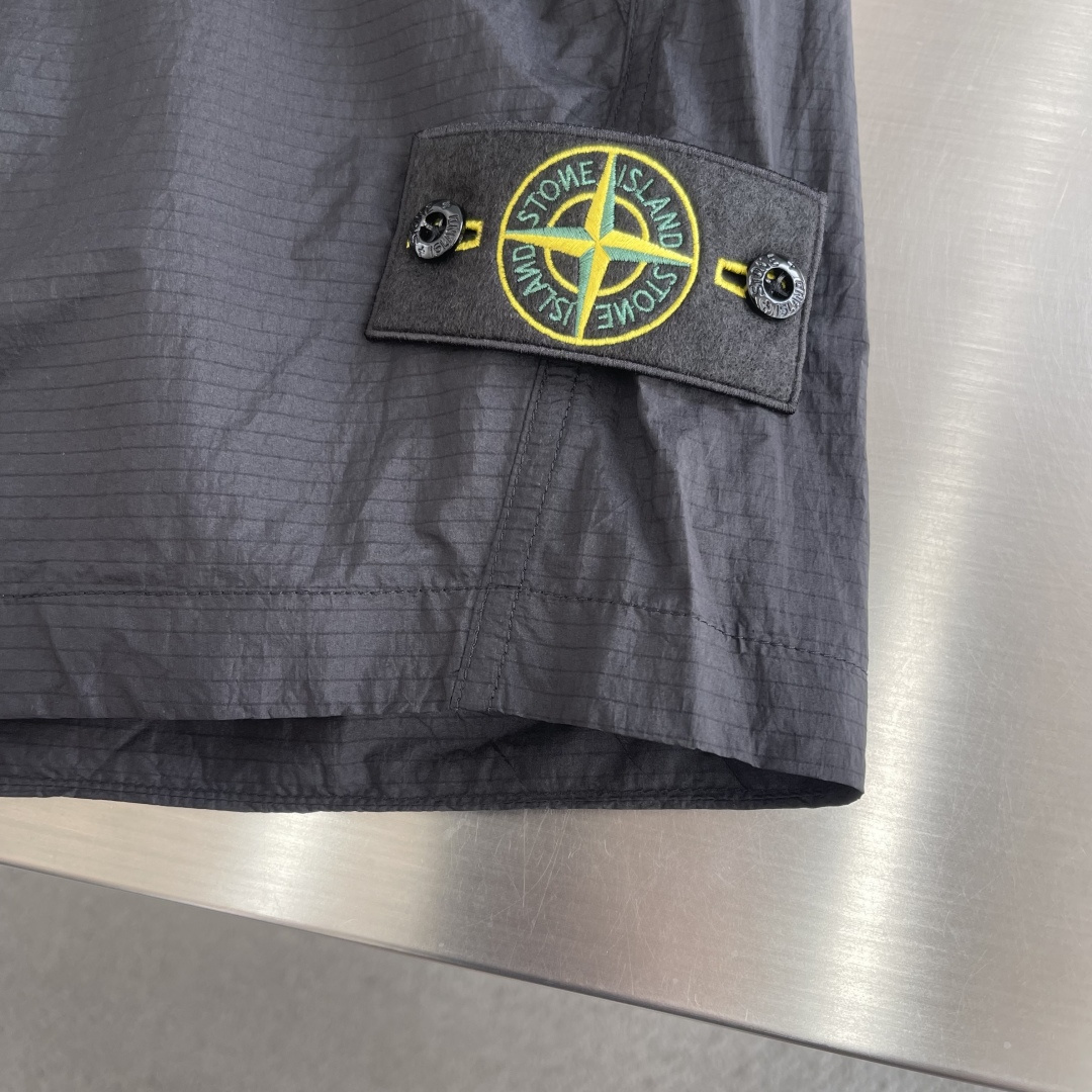 短裤-Stone Island     26夏季新款夏天运动系列短裤，腰际搭扣款沙滩休闲短裤，裤口经典l