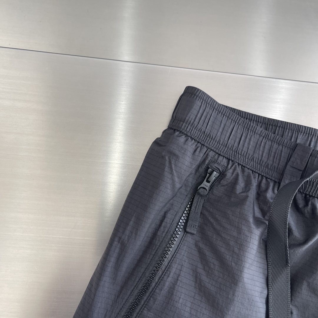 短裤-Stone Island     26夏季新款夏天运动系列短裤，腰际搭扣款沙滩休闲短裤，裤口经典l