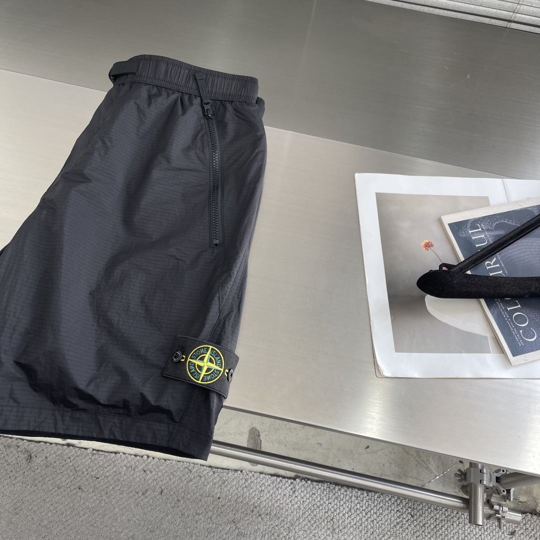 短裤-Stone Island     26夏季新款夏天运动系列短裤，腰际搭扣款沙滩休闲短裤，裤口经典l