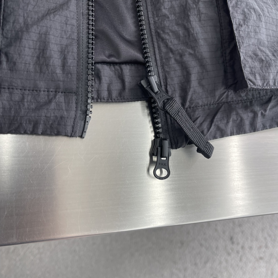 外套-Stone Island    2026最新款防晒服薄款夹克外套 最新款连帽设计防晒外套 经典元素