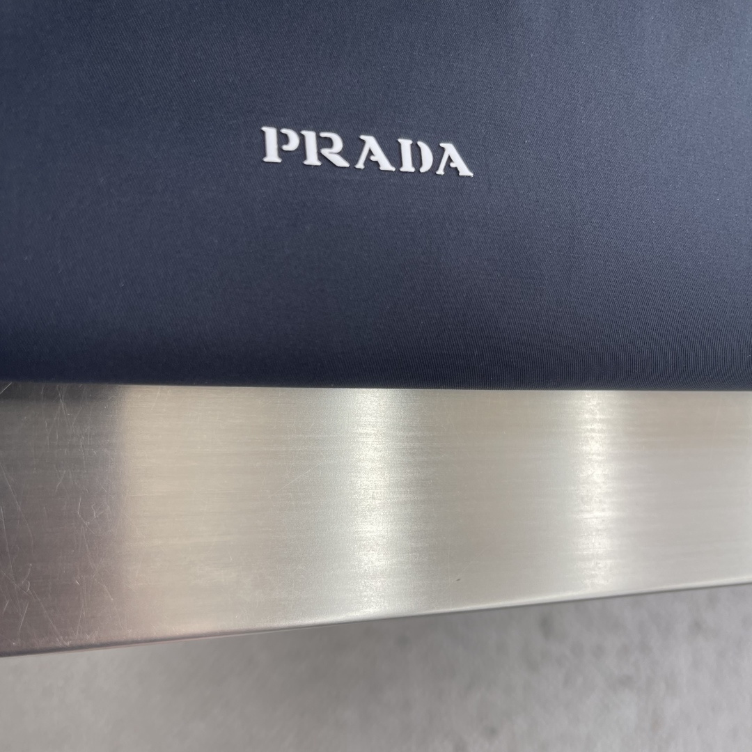 -PRAD     2026新款长袖衬衫 宽松版型 小翻领设计 全新的风格，展现的低调优雅、从容稳重的卓