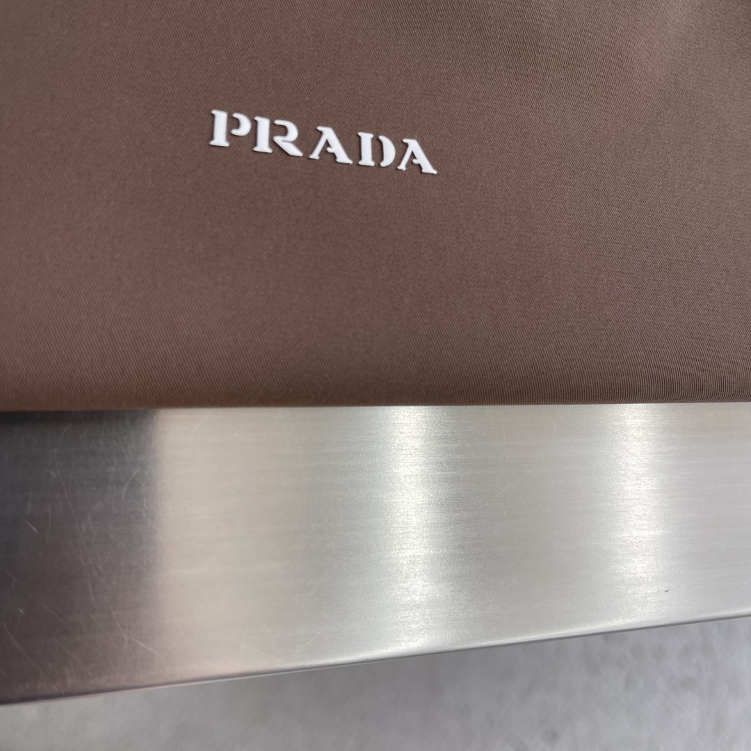 -PRAD     2026新款长袖衬衫 宽松版型 小翻领设计 全新的风格，展现的低调优雅、从容稳重的卓