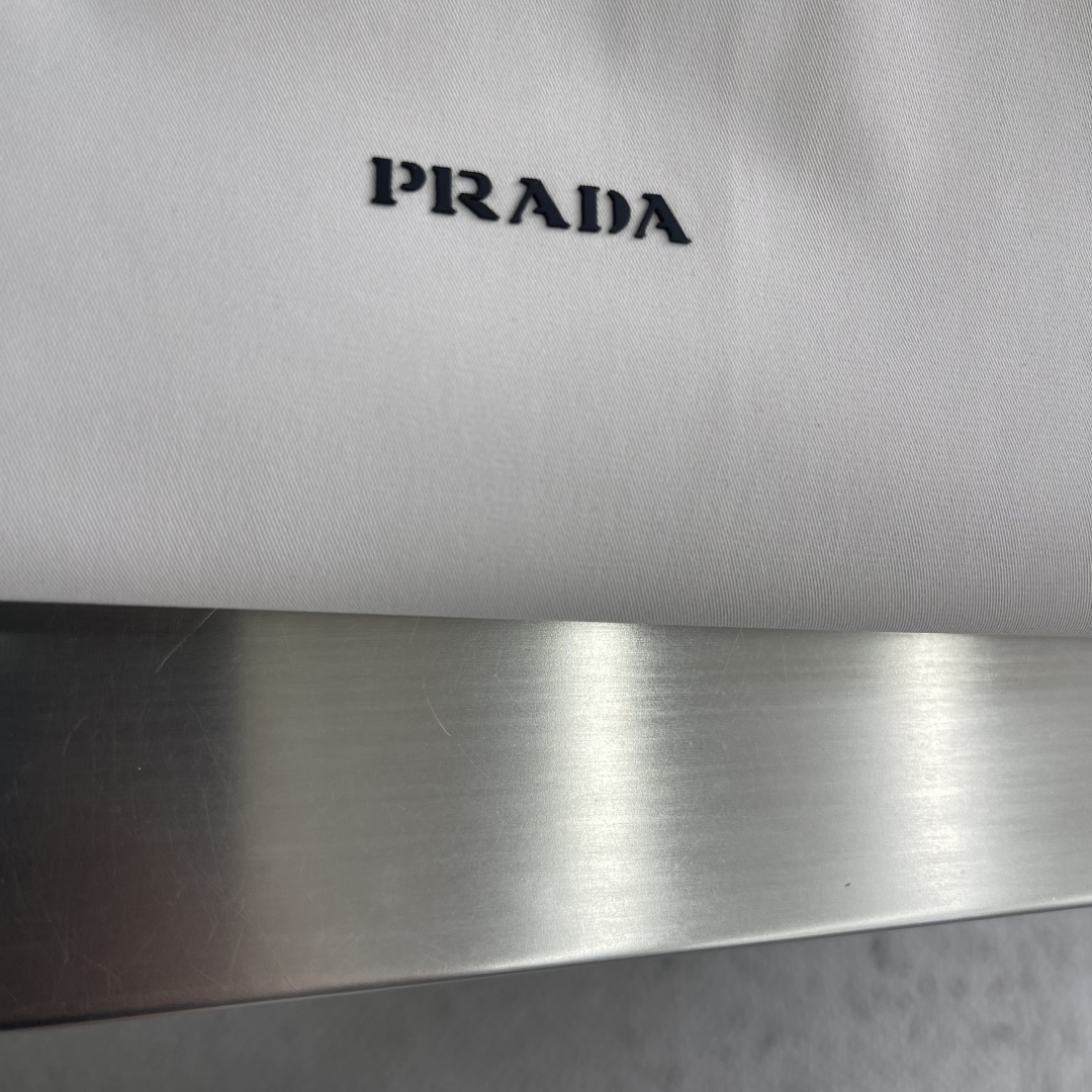 -PRAD     2026新款长袖衬衫 宽松版型 小翻领设计 全新的风格，展现的低调优雅、从容稳重的卓
