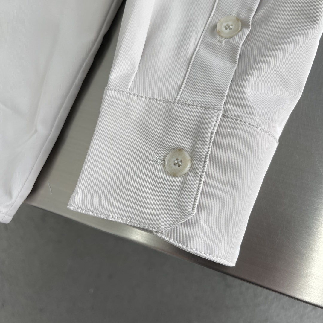 -PRAD     2026新款长袖衬衫 宽松版型 小翻领设计 全新的风格，展现的低调优雅、从容稳重的卓